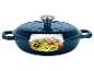 Blauwe gietijzeren braadpan met een doorsnede die courgettepasta met tomaten en pijnboompitten toont.