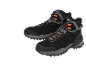 Een paar zwarte en grijze wandelschoenen met oranje veters.