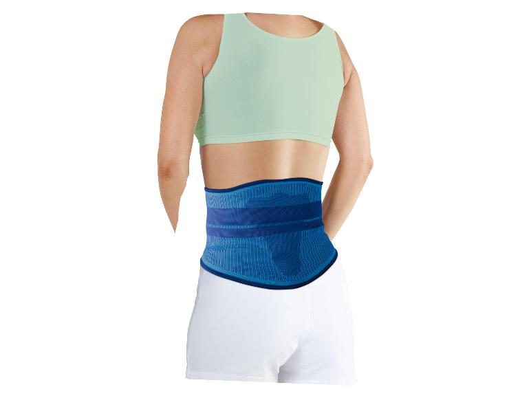 Vrouw van achteren met een lichtgroene sportbeha en een blauwe rugbrace.