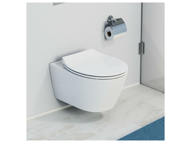 Een wandtoilet met een toiletrolhouder