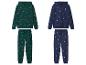 Twee kerstpyjamasets, één groene met auto's en één blauwe met figuren.