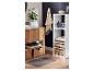Badkamer met houten wastafelmeubel, witte stellingkast en rieten manden.