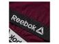 Zwarte elastische band met wit Reebok-logo op bordeauxrode stof.