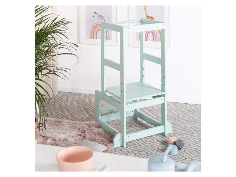 Mintgroene houten leertoren in een kinderspeelkamer.