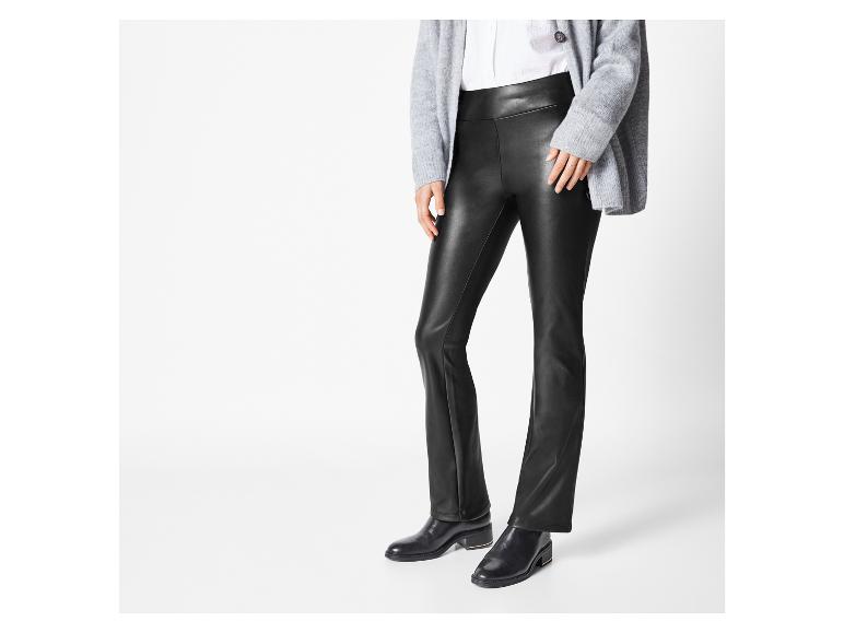 Zwarte leren broek met wijde pijpen.