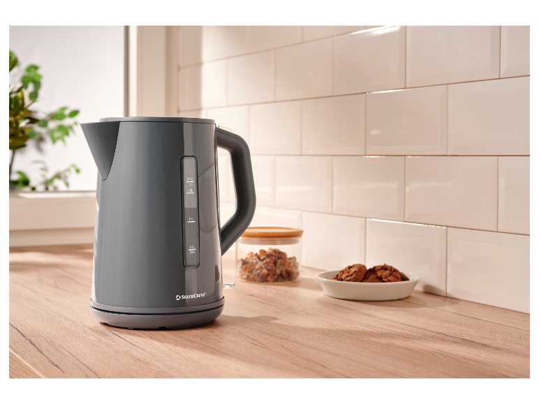 Een grijze SilverCrest waterkoker op een aanrecht.