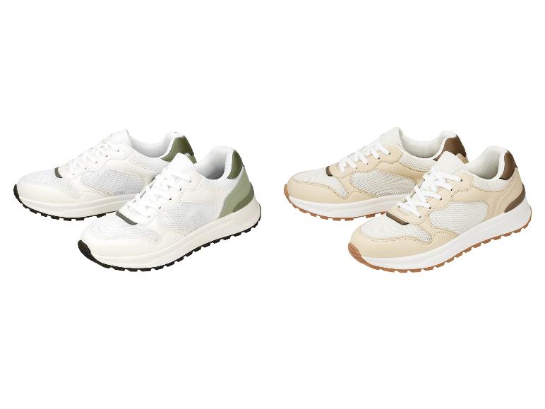 Twee paar sneakers: één wit met groene details en één beige met bruine details.