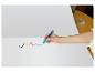 Een hand tekent een veelkleurige golvende lijn op wit papier met een stift.