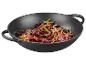 Gietijzeren wok met roergebakken groenten