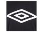 Een zwart T-shirt met een wit  umbro-logo.