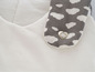 Witte baby romper met grijze wolkjesprint.