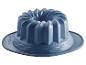 Een blauwe siliconen cakevorm voor een bundtcake.