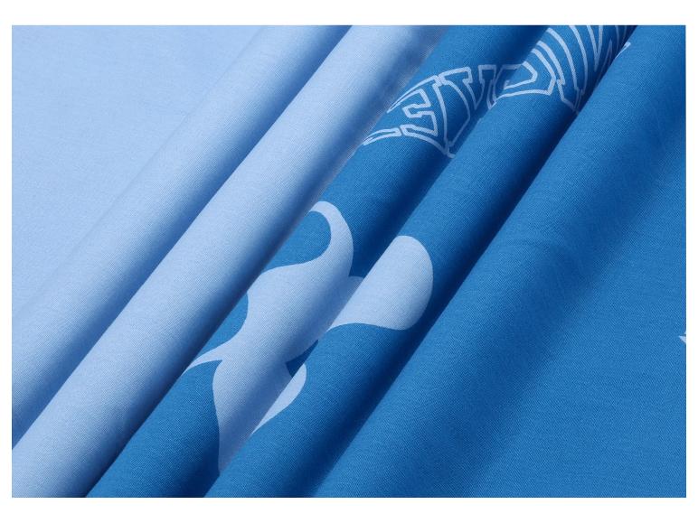 Lichtblauwe stof met een zachte print.