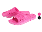 Paar roze slippers met ventilatiegaten en witte strepen op de zool.