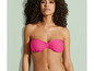 Een vrouw draagt ​​een roze bandeau bikini.