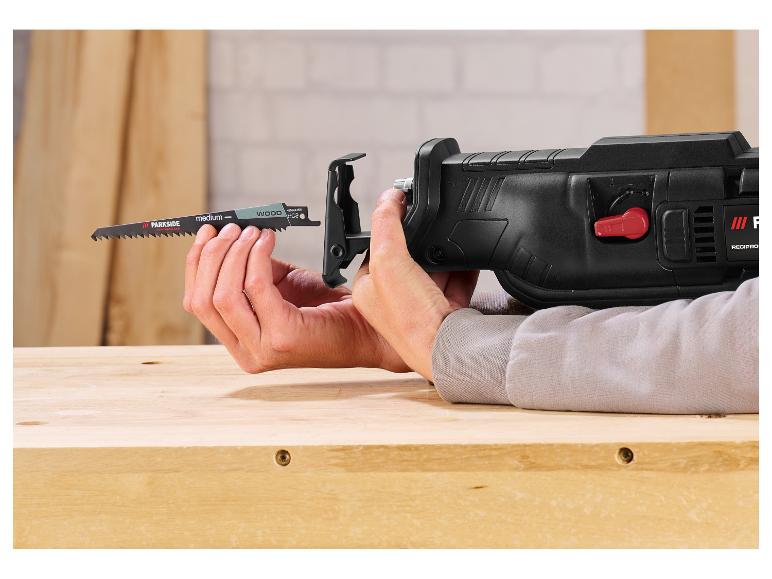 Handen plaatsen een Parkside zaagblad voor hout in een reciprozaag.