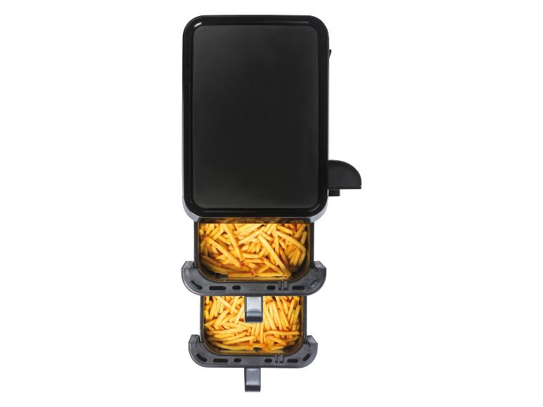 Friet in een zwarte friteuse.