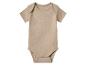 Een beige babyromper met korte mouwen en drukknoopjes.