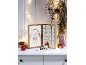 Een open houten adventskalender met kerstverlichting en decoraties.