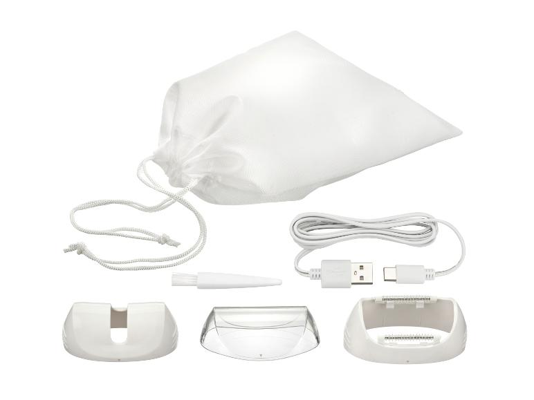 Epilatorset met witte tas, USB-kabel, borstel en opzetstukken.