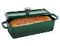Groene gietijzeren broodvorm met deksel, met een gebakken brood erin.