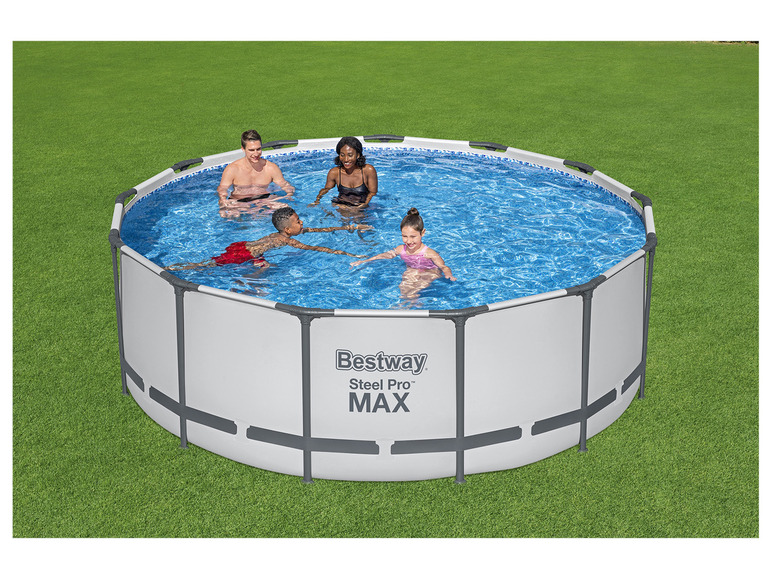 Bestway Steel Pro MAX zwembad met vier mensen erin