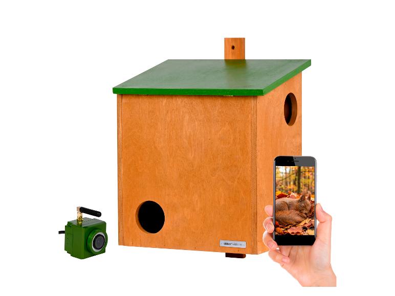 Houten vogelhuisje met groen dak, camera en smartphone met eekhoornfoto.