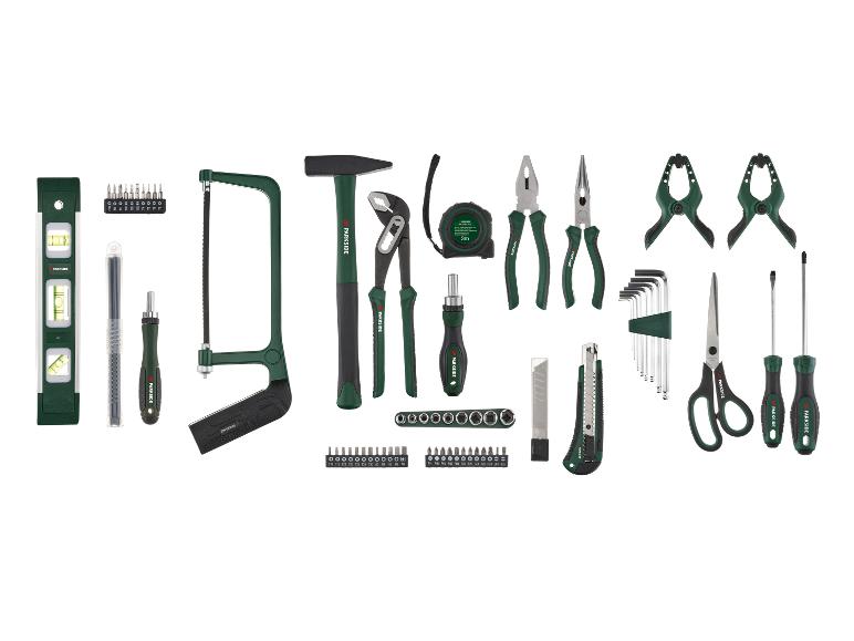 Groen en zwart handgereedschapassortiment, inclusief hamer, tangen, schroevendraaiers, waterpas en sleutels.