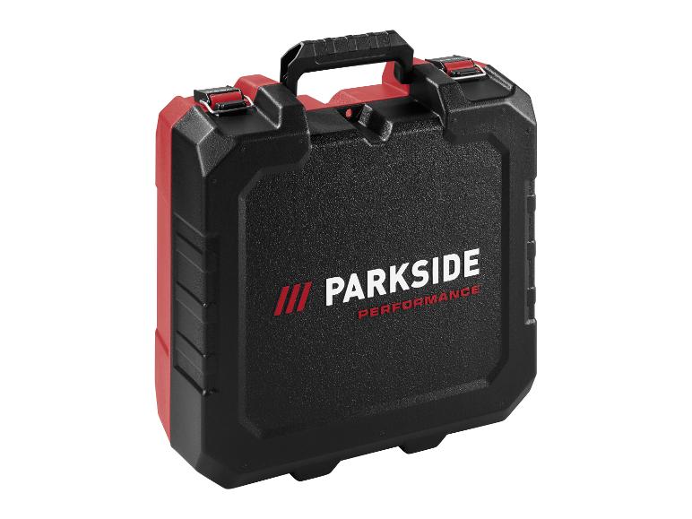 Zwarte en rode gereedschapskoffer met handvatten en sluitingen, met de tekst 'PERFORMANCE'.