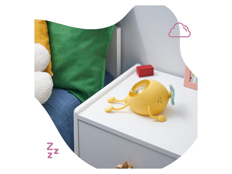 Schattig geel citroen-vormig nachtlampje op een nachtkastje.