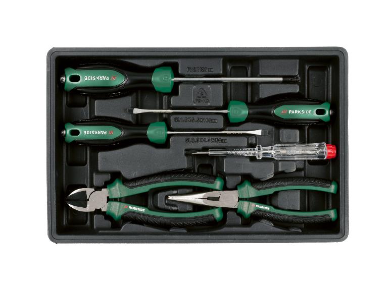 Parkside gereedschapset met schroevendraaiers, tangen en een spanningstester in een zwarte bak.