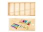 Houten doos met vakken en een bord met kleurrijke telstokjes.
