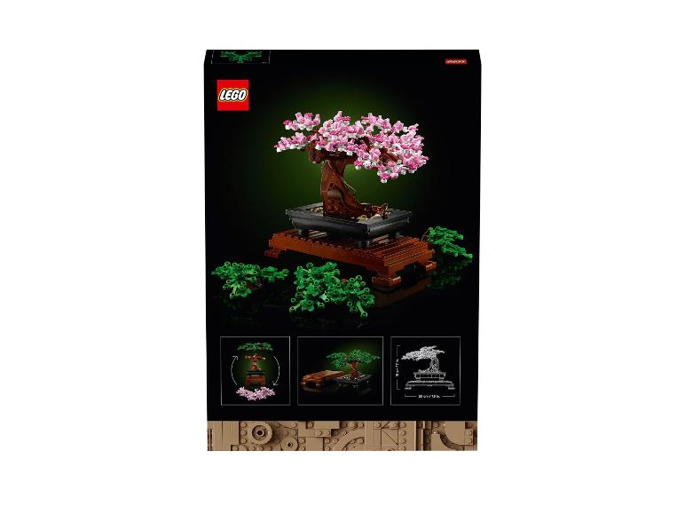 Een doos met daarop een LEGO-model van een bonsaiboom met roze bloemen.