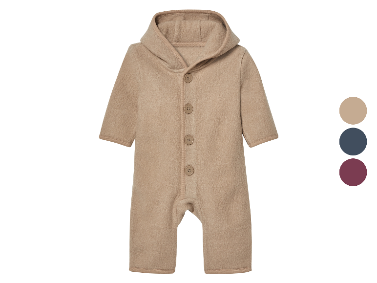 Beige baby jumpsuit met capuchon en knopen.