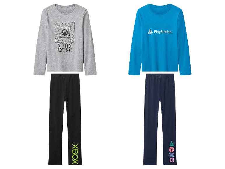 Twee kinderpyjama's met lange mouwen: een grijze met Xbox-logo en een blauwe met PlayStation-logo.