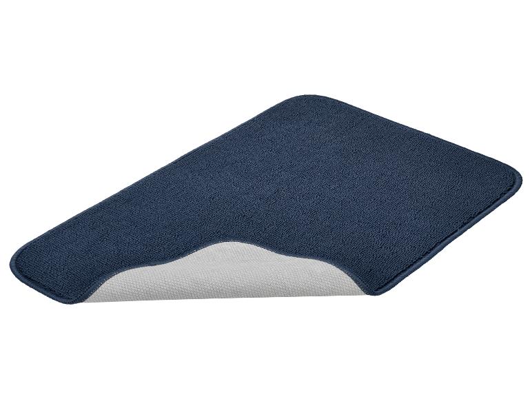Donkerblauwe badmat met antislip onderkant, op een witte achtergrond.