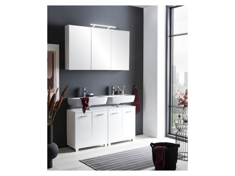Witte badkamerkast met dubbele wastafels, spiegel en LED-verlichting.