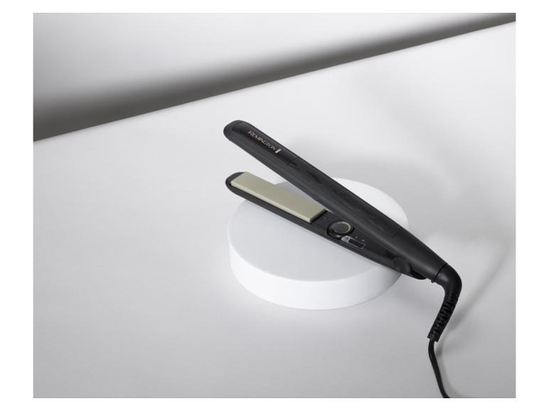 Elegante zwarte Remington stijltang op een witte achtergrond.