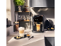 Volautomatisch koffiezetapparaat met koffie en latte macchiato in moderne keuken.