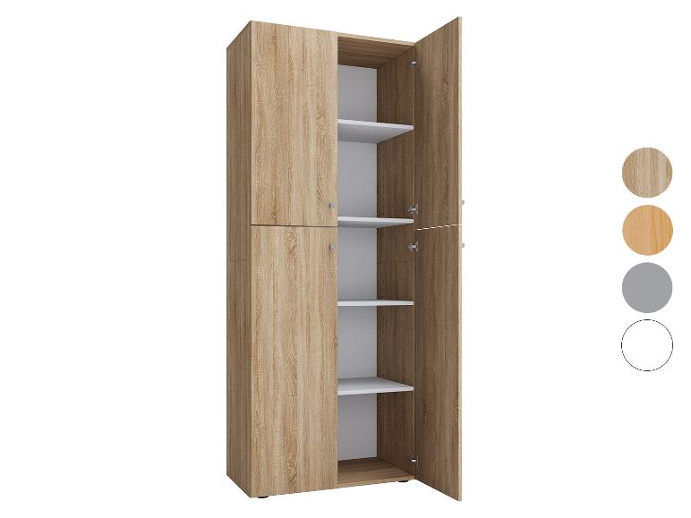 Een hoge, smalle kast van licht hout met open deuren die witte planken tonen.
