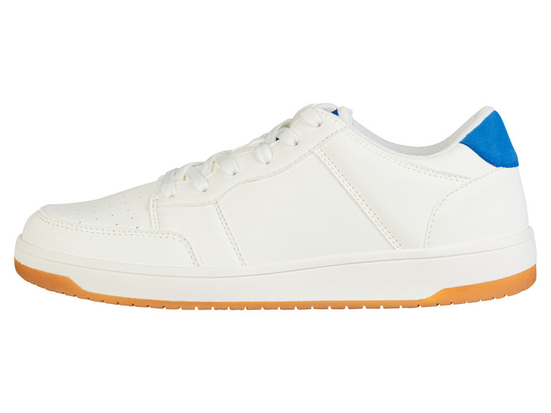 Witte sneakers met blauwe details en een beige zool.