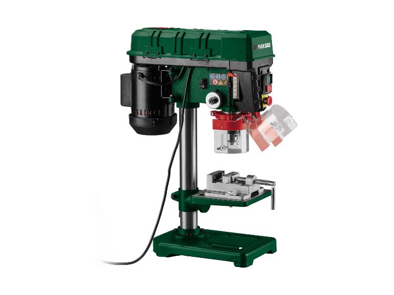 Een groene boormachine van Parkside met een bankschroef.