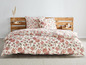 Beddengoed met bloemenprint op een houten bedframe.