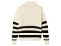 Een witte trui met zwarte strepen.
