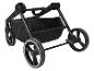 Een zwarte kinderwagen met grote wielen en een opbergmand.