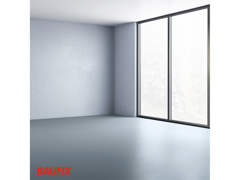 Een lege kamer met een groot raam en een grijze vloer, de vloer is van Baufix.