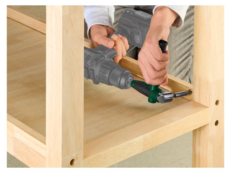 Een persoon gebruikt een schroevendraaier en een boormachine om hout te bevestigen.