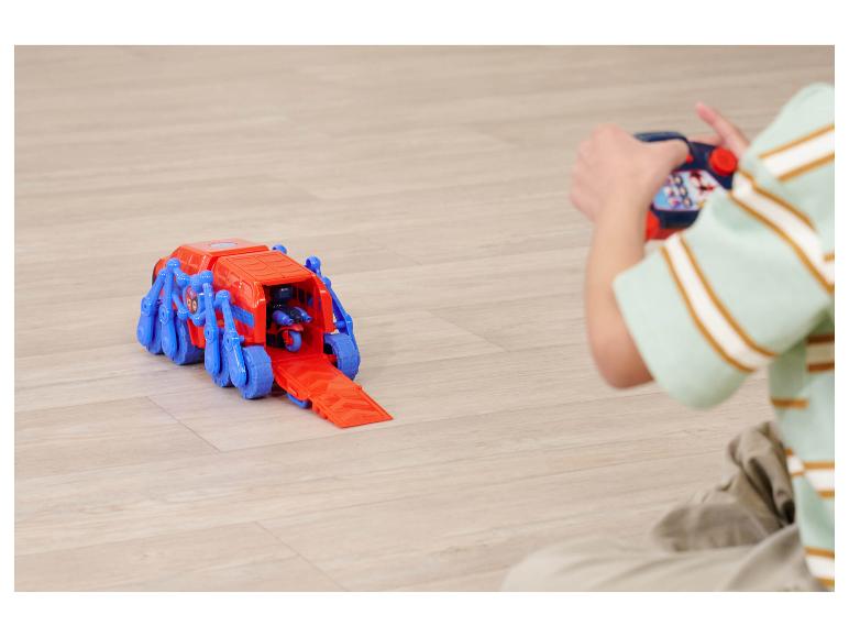 Kind speelt met een rood en blauw speelgoedvoertuig met afstandsbediening.