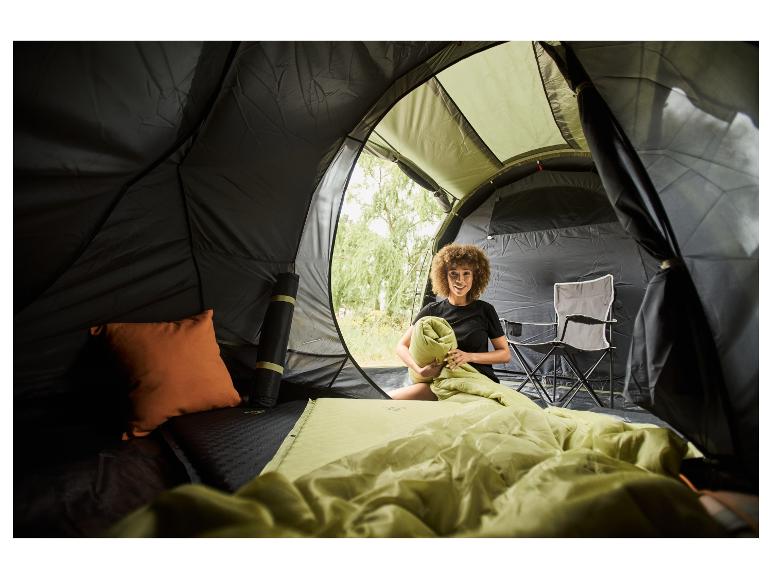 Campingtent, slaapzak en opvouwbare stoel: uitrusting voor een comfortabele nacht buiten.