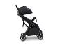 Zwarte kinderwagen met kap en wielen, van de zijkant gezien.